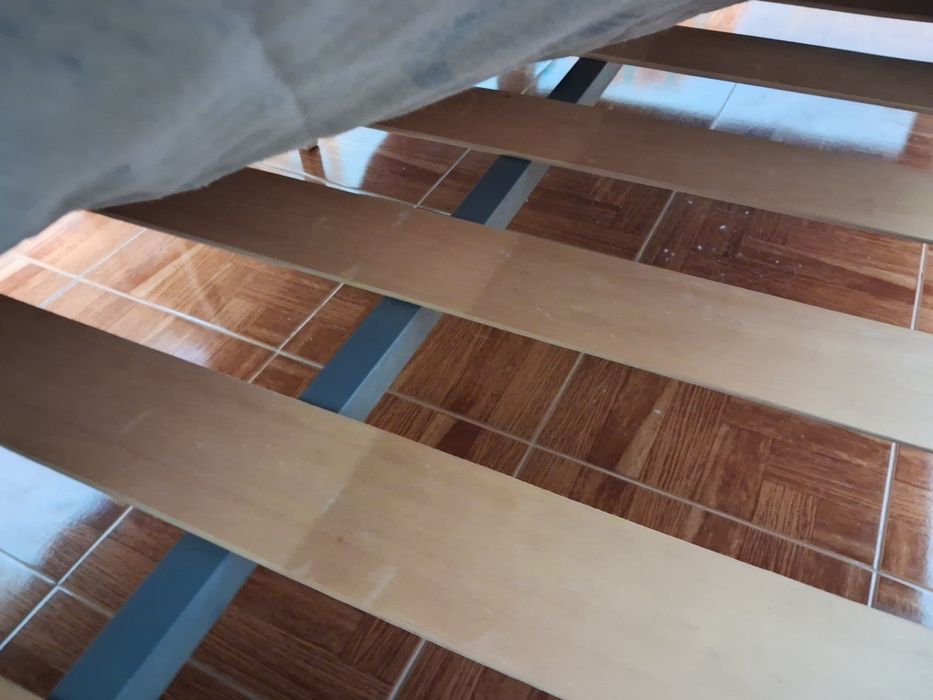 Cama de solteiro com estrado e colchão