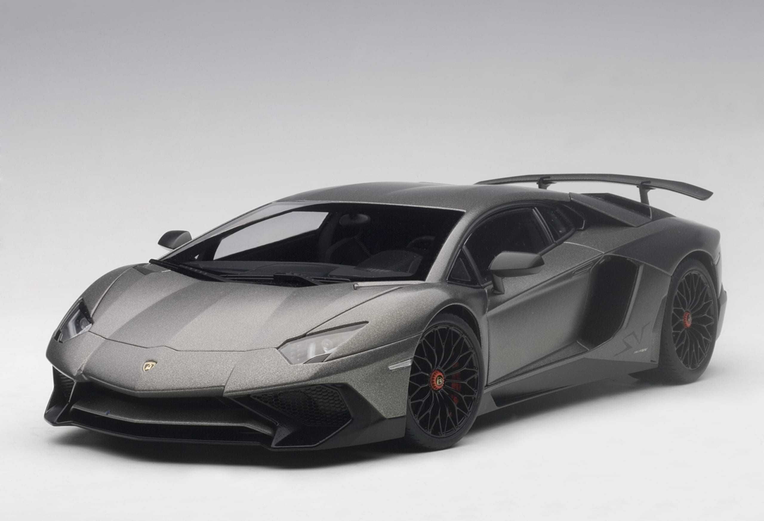 Model 1:18 AUTOart Lamborghini Aventador LP750-4 SV 2015 mat gray