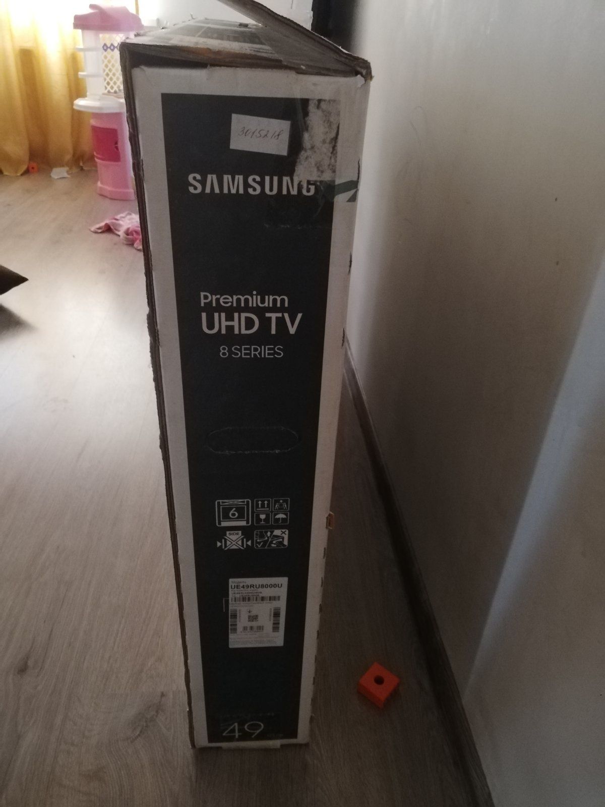 4K телевизор Samsung UE49RU8000U