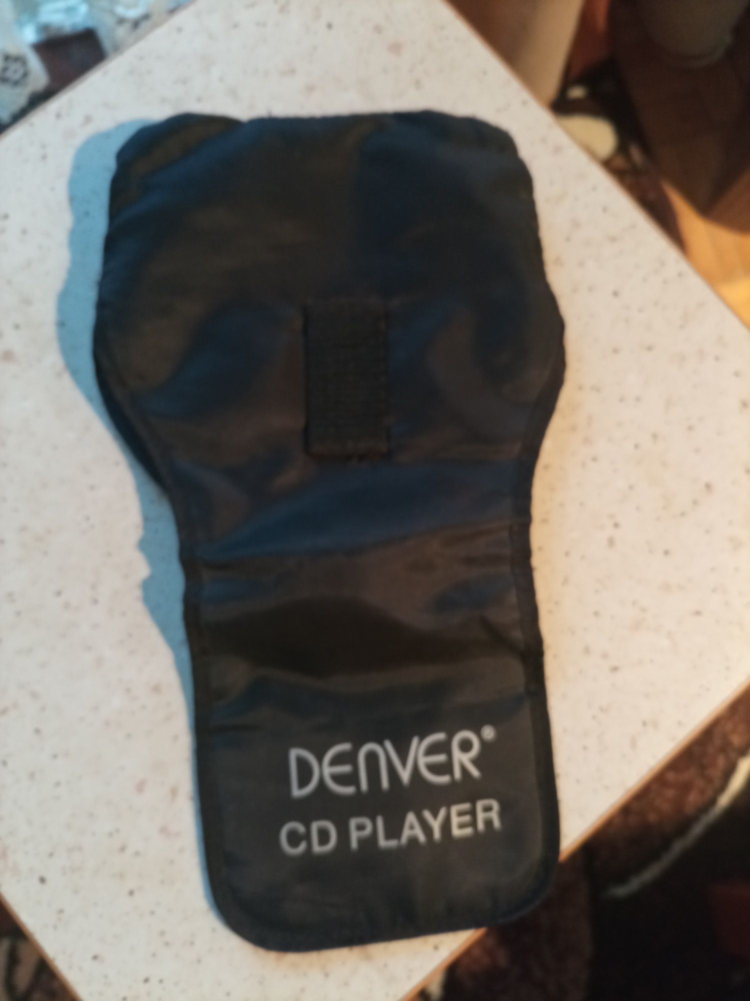 Etui na odtwarzacz CD z napisem Denver.