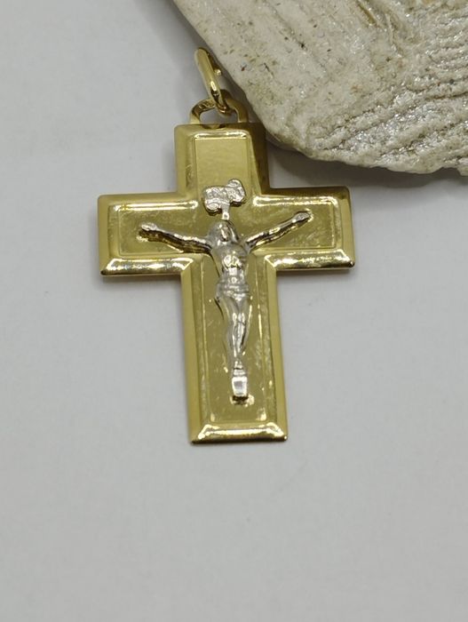 Złoty wisiorek krzyżyk z Panem Jezusem, złoto 585