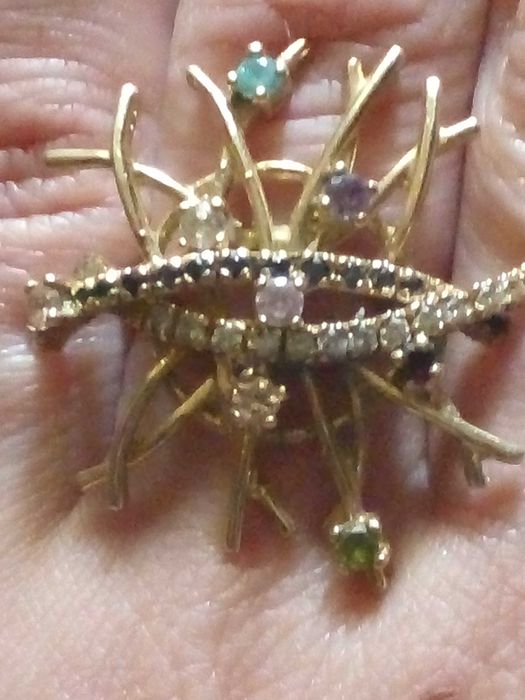 Красиаое колечкр с маленькими бриллиантами .