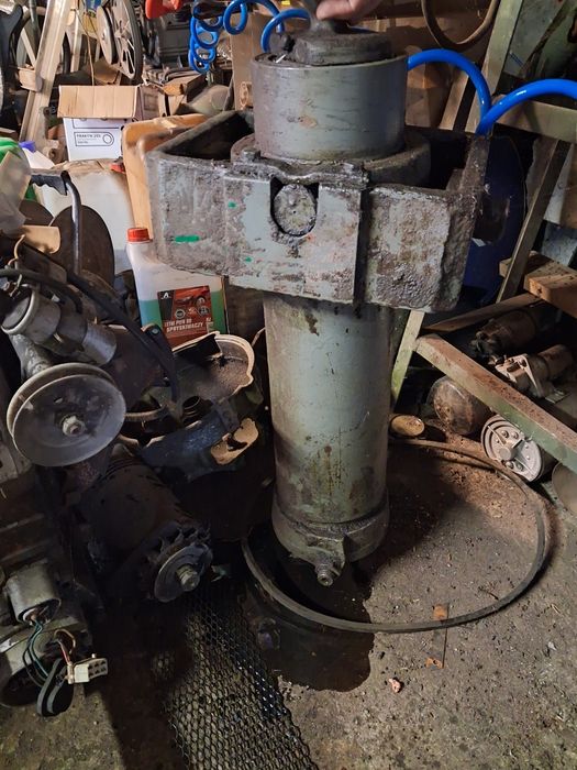 Siłownik do przyczepy d 47  z kołyską