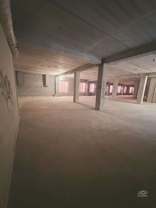 Продам комерційне  приміщення в прохідному місці