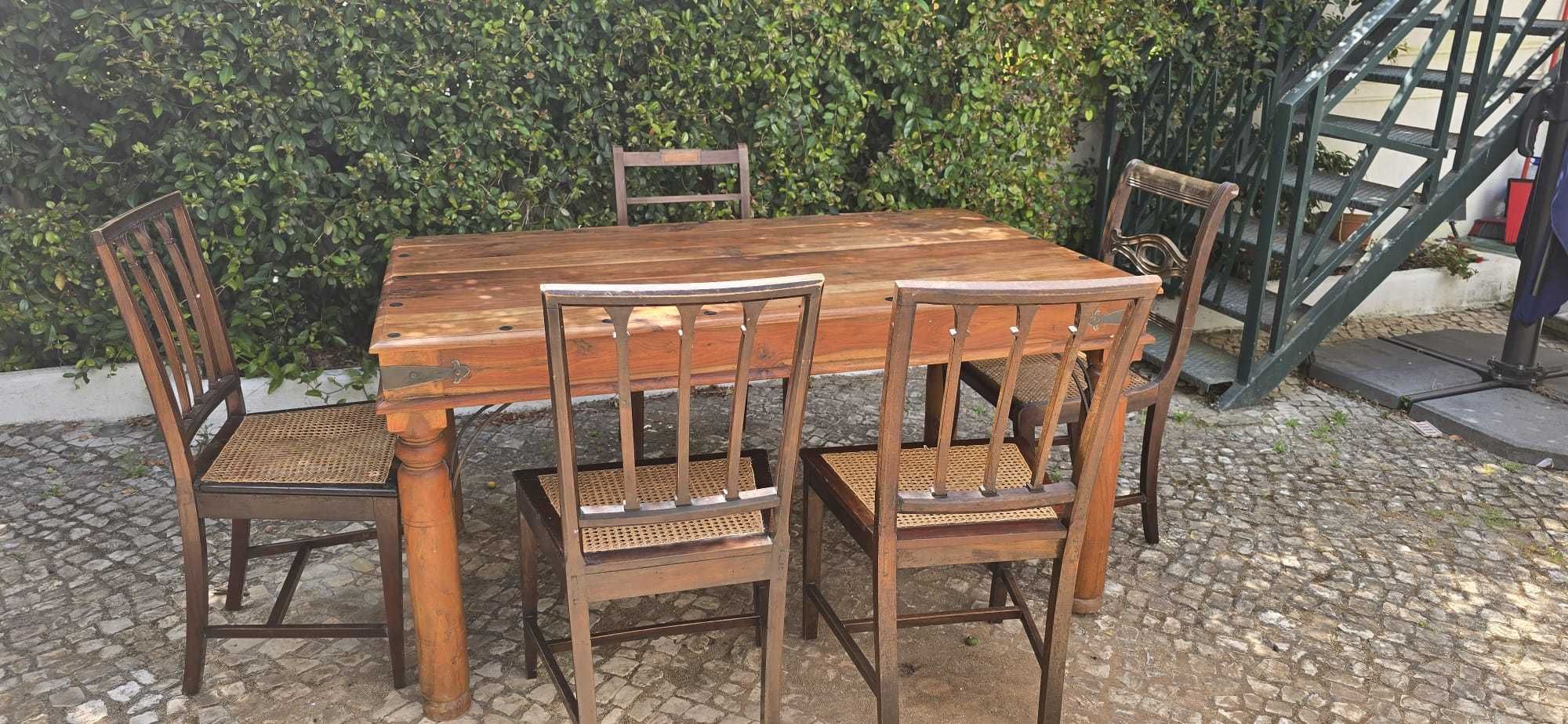 Mesa e cadeiras de jantar