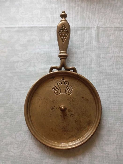 Старовинний підсвічник з ручкою. Бронза.