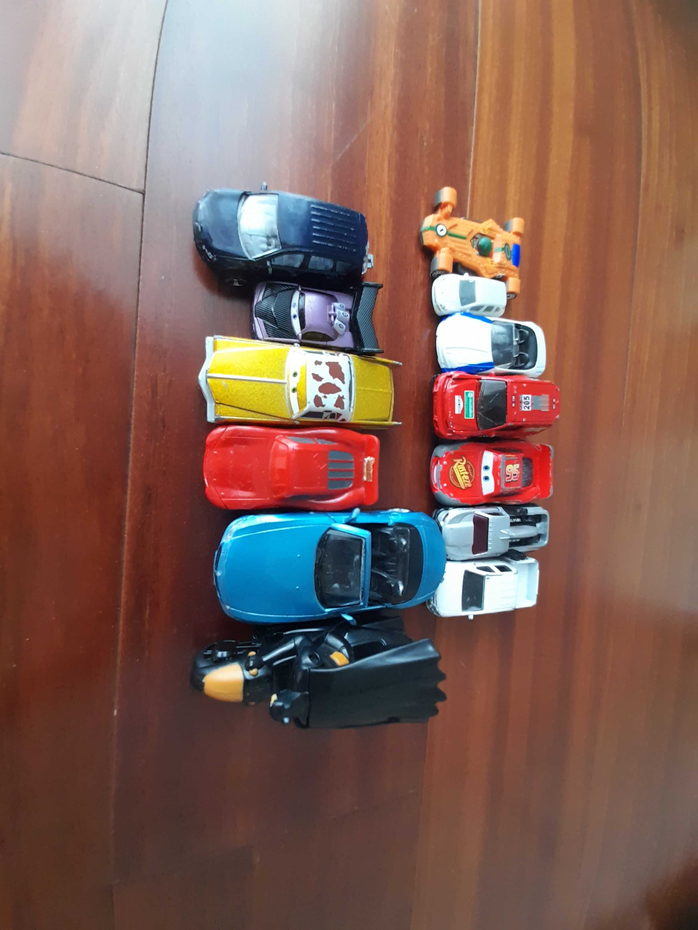 Sortido de carros de brinquedo