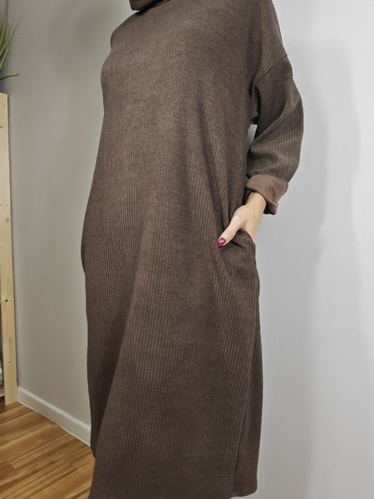 Ciepła sukienka swetrowa midi z golfem - brązowa prążkowana