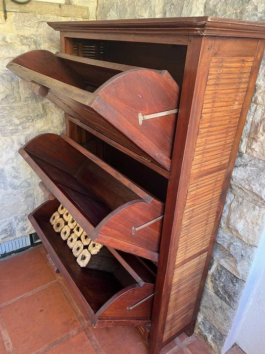 Sapateira em madeira maciça com portas basculantes – estilo rústico