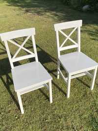 Białe drewniane krzesła x2