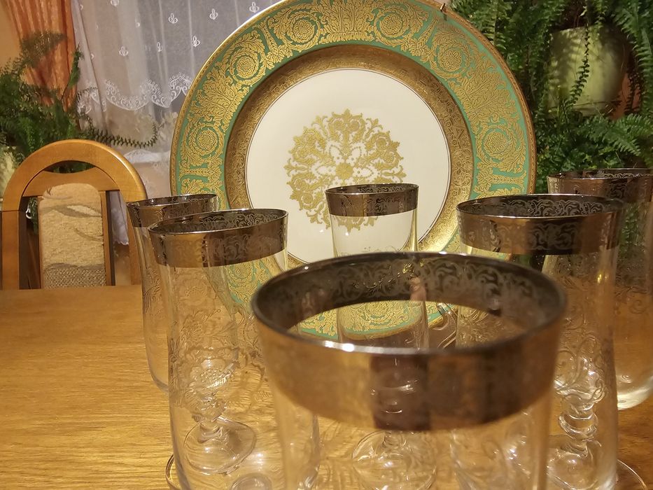 Kieliszki do likieru lub mocnych trunków.