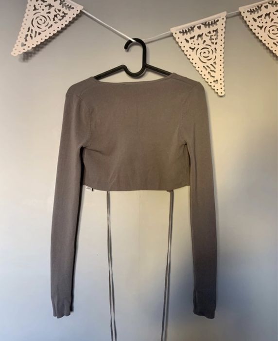 Sznurowany sweterek/bluzka