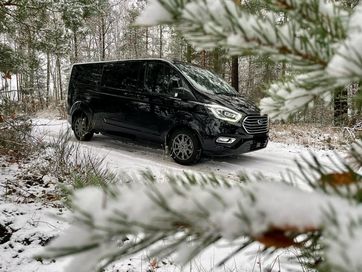 Nowy 8-osobowy Ford Tourneo do wynajęcia z kierowcą