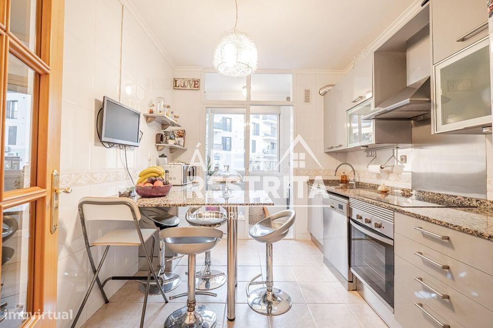 Apartamento T3 com terraço e parqueamento em Alhos Vedros