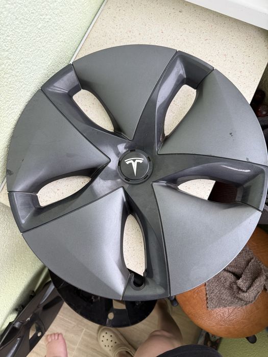 Ковпаки Tesla model 3 R18