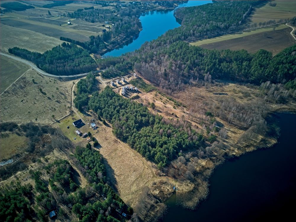 Działka nad jeziorem