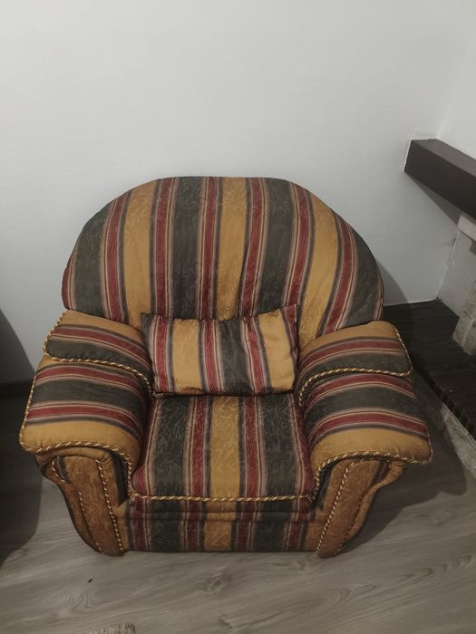 Conjunto de Sofás 2+1+1 – Bom Estado