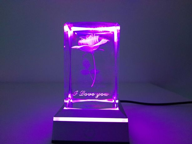 Prezent na Walentynki. Różowa kryształowa kula z kolorową lampką LED