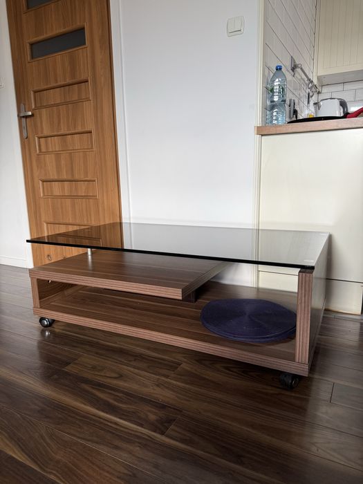 Ława ze szklanym blatem na kółkach