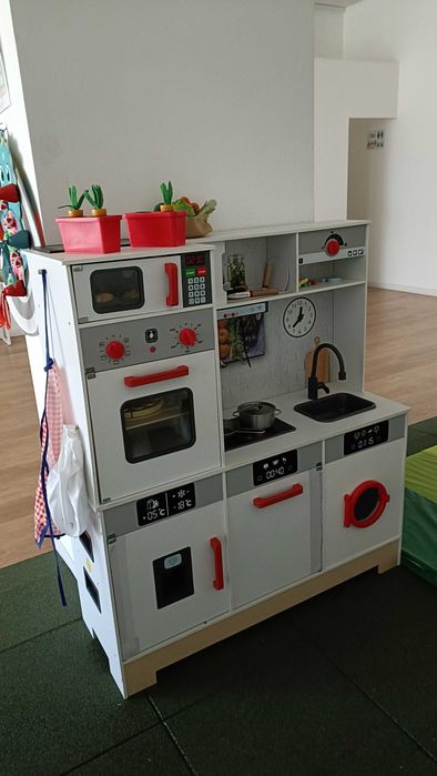 Cozinha de brincar em madeira para crianças.