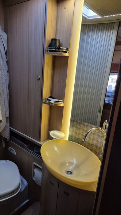 Autocaravana Burstner aviano cama central todos os extras