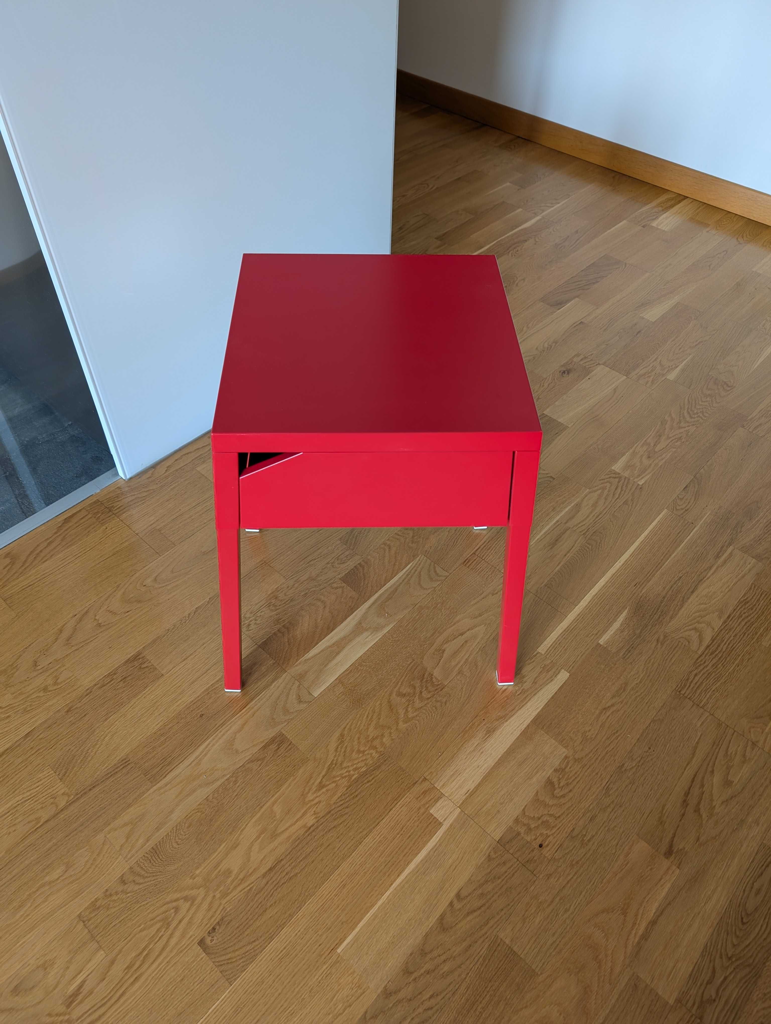 Czerwony metalowy stolik nocny w stylu bauhaus