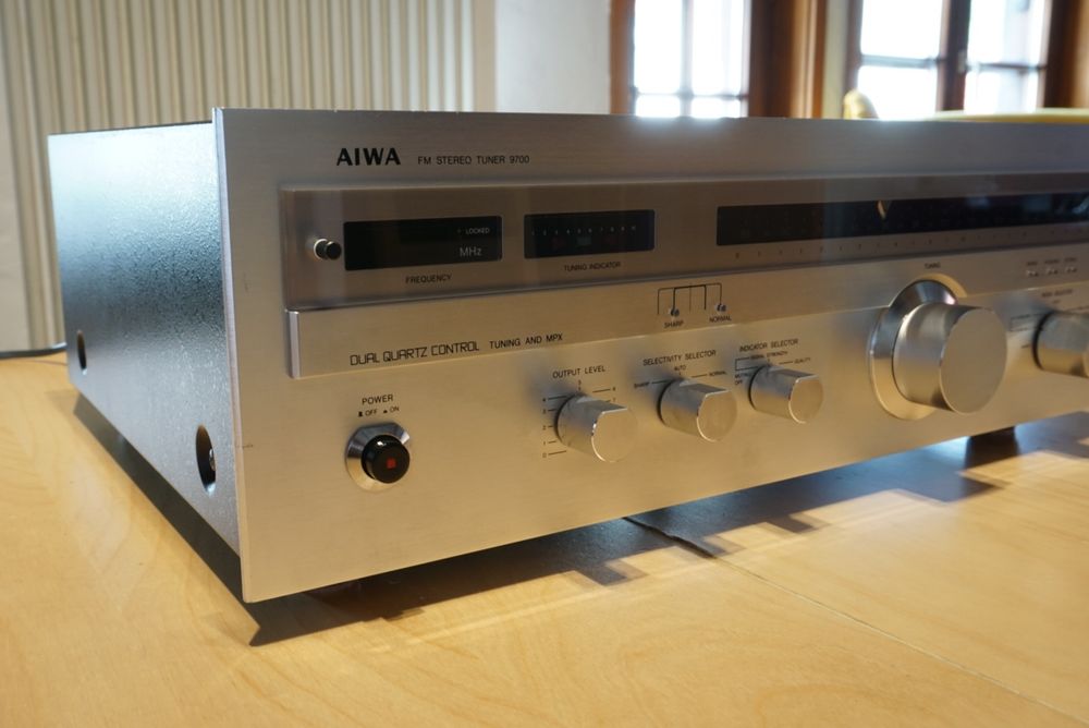 Aiwa AT-9700 E tuner radiowy