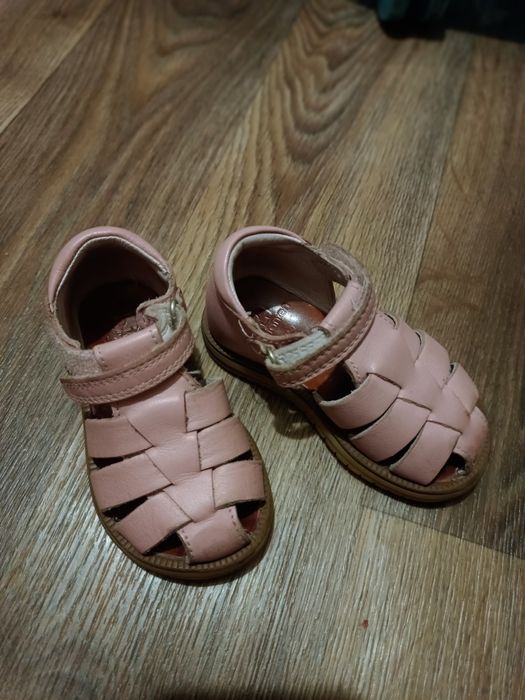 Сандалі на дівчинку