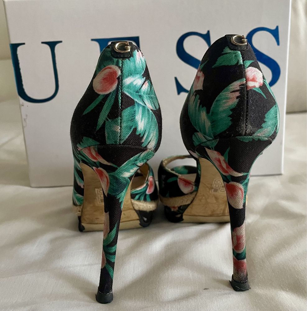 Sapatos Guess salto alto