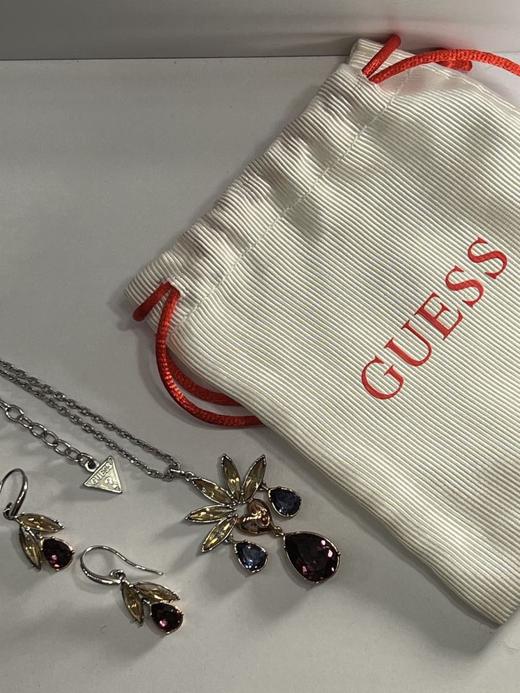 Набір прикрас з підвіскою і сережками Guess