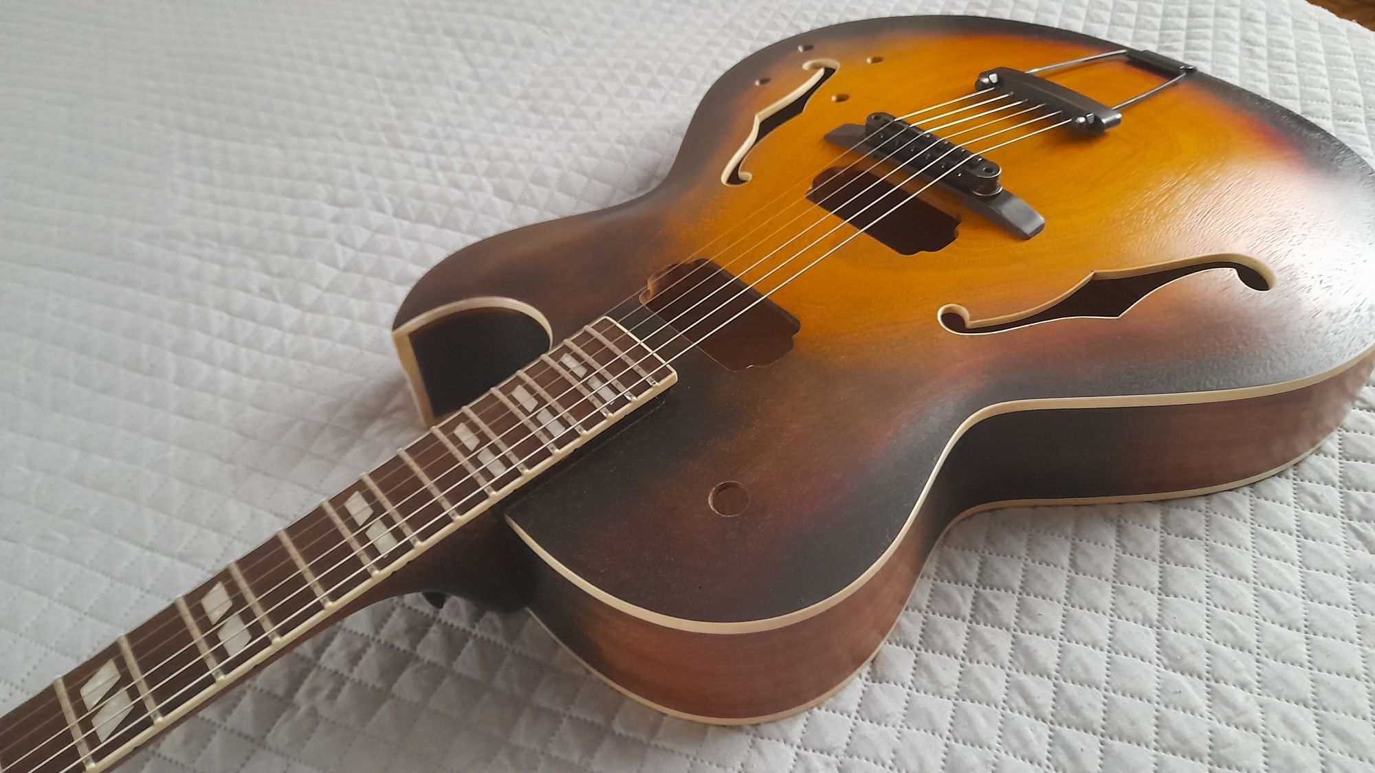 Gitara archtop Vintage-Box