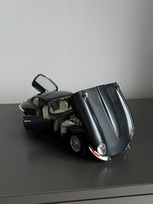 Jaguar e-type 1:18 bburago pudełko