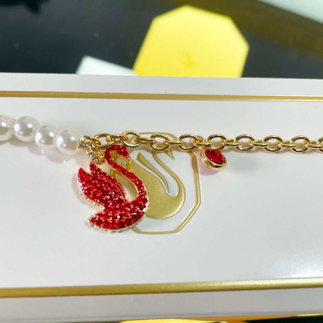 Прикраси  Swarovski Iconic Swan Red Gold