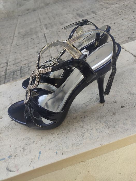 Sapatos pretos com brilhantes.