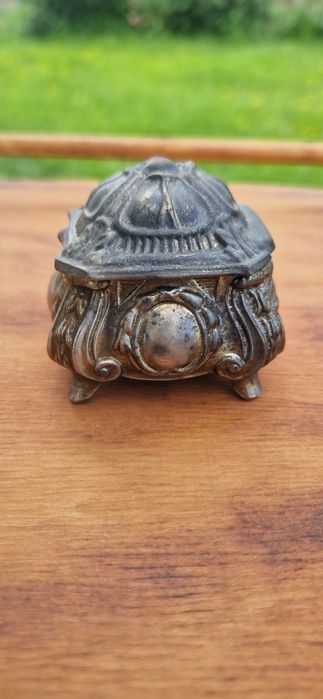 Małe puzderko na biżuterię monety posrebarzane