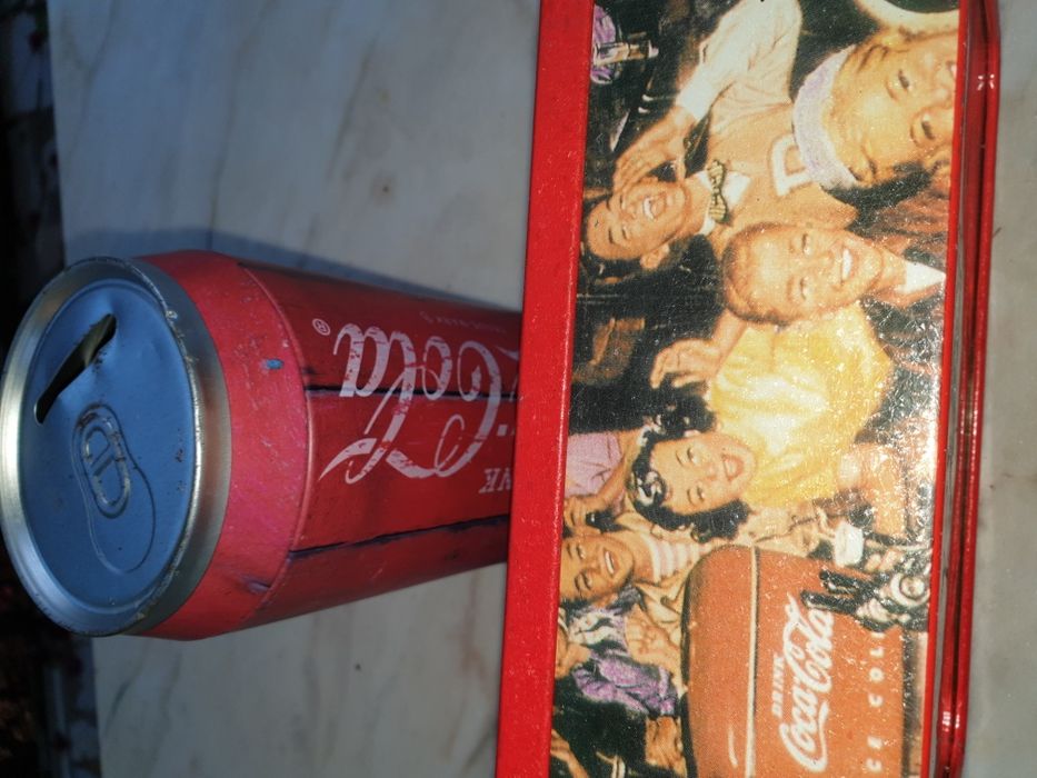 Caixa em lata e mealheiro de lata Coca-Cola vintage antigos