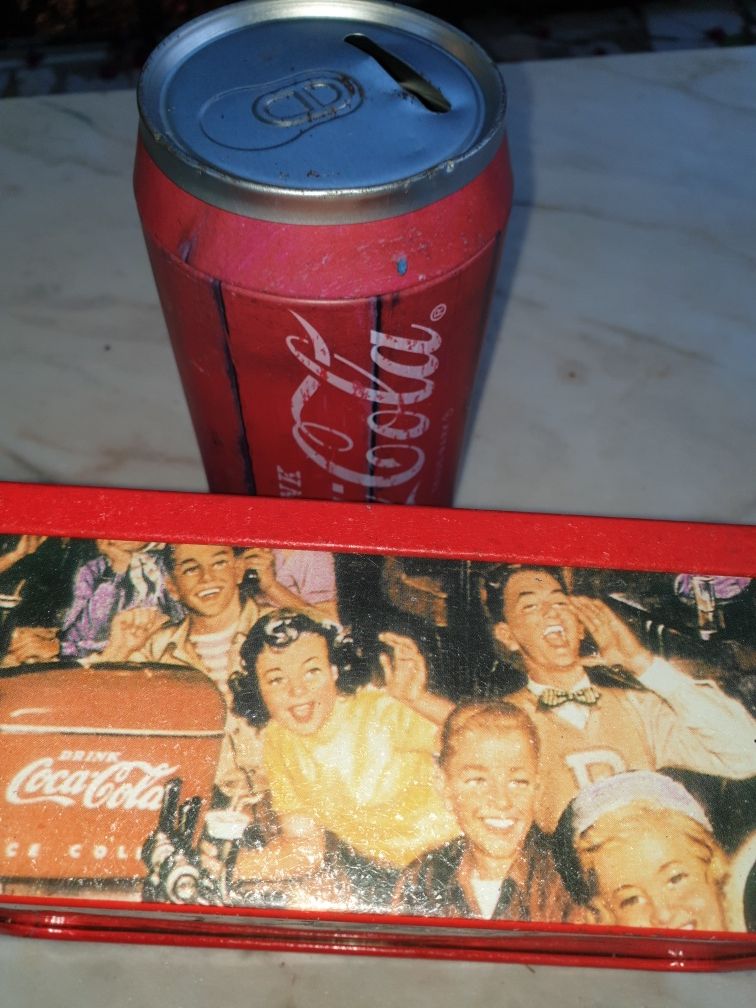 Caixa em lata e mealheiro de lata Coca-Cola vintage antigos