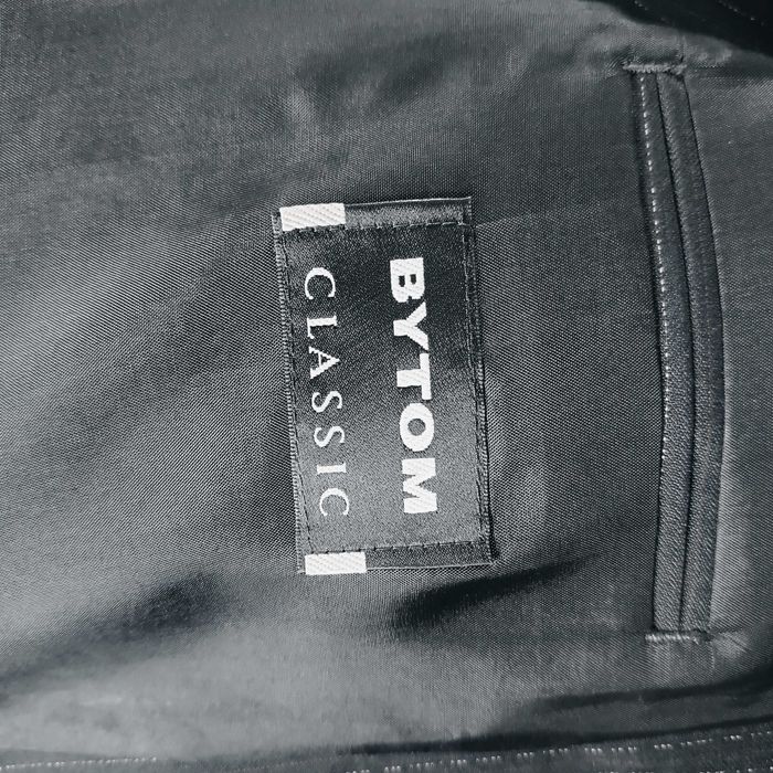 Garnitur męski w cienkie prążki czarny "Bytom" - XL + krawat