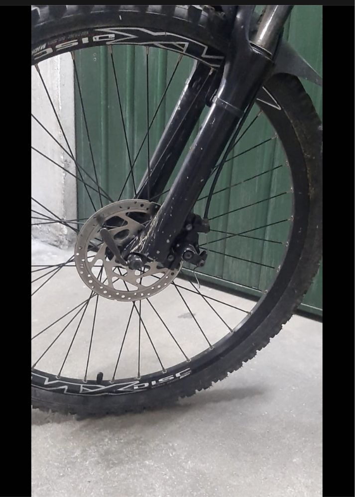 Bicicleta com travões a óleo
