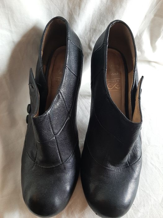 pantofelki damskie, czarne, zapinane na guziki, Clarks