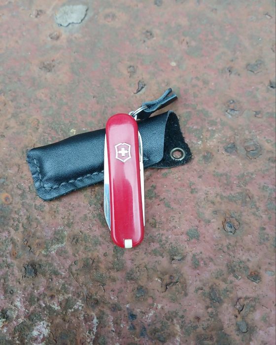 Допоміжник   victorinox classic  з чохлом.
