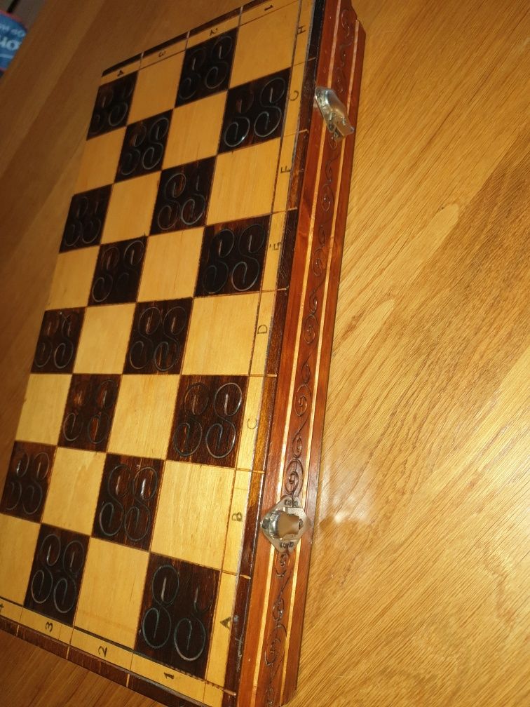 Drewniane szachy retro