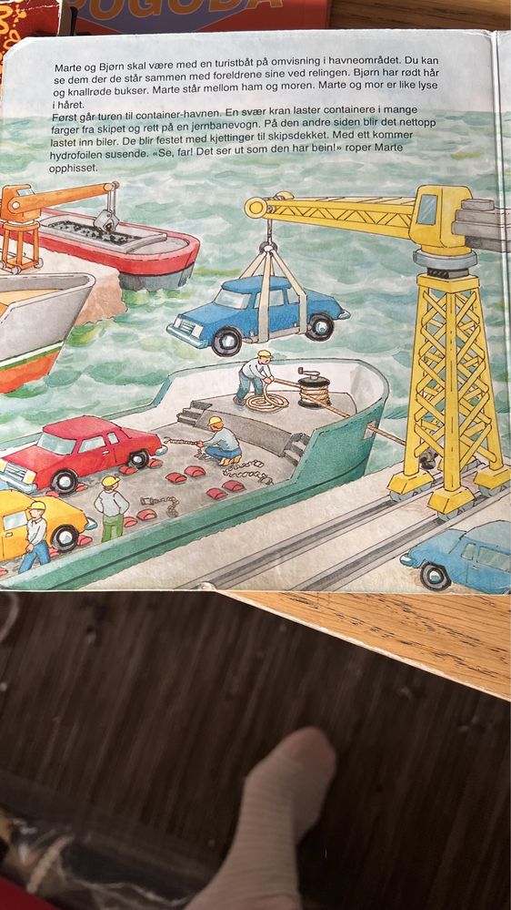 Książka po duńsku dla dzieci na wycieczce łodzią w porcie