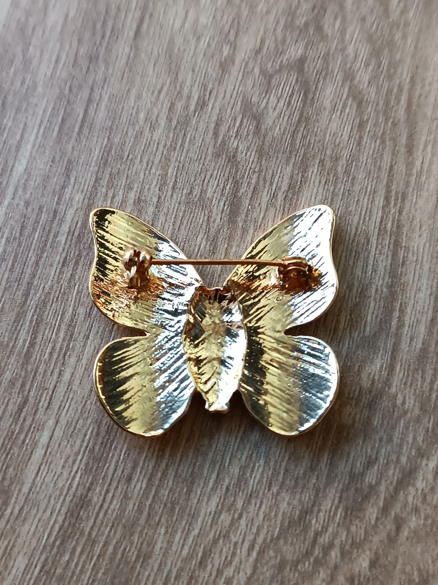 Nieduża niewielka złota broszka w kształcie motyla