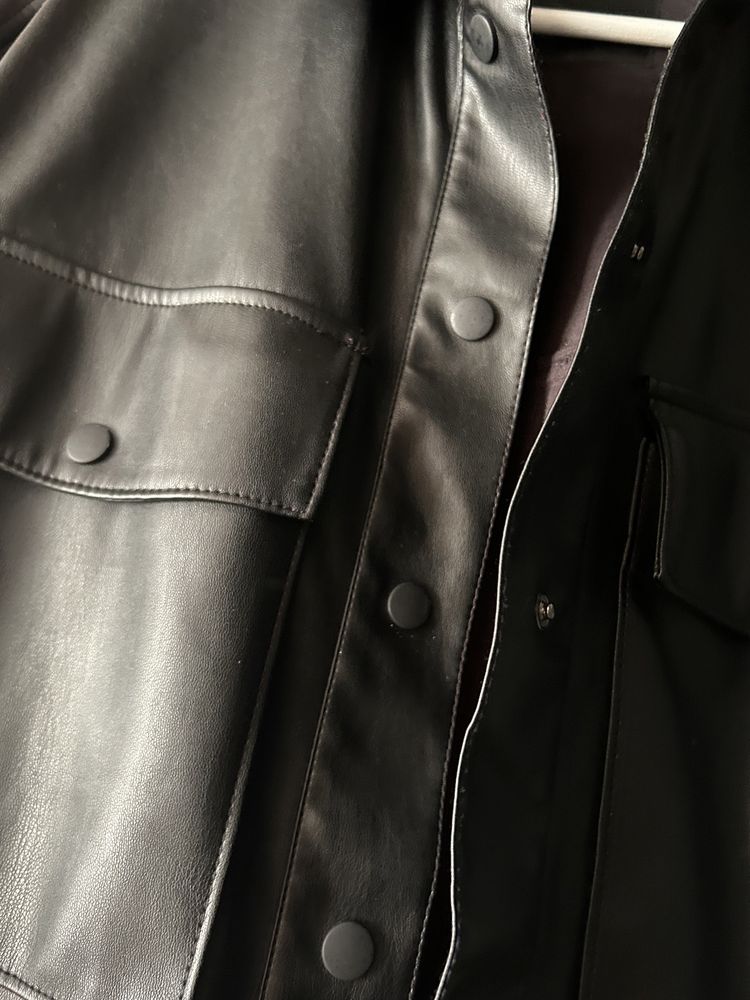 Czarna kurtka z materiału podobnego do skóry