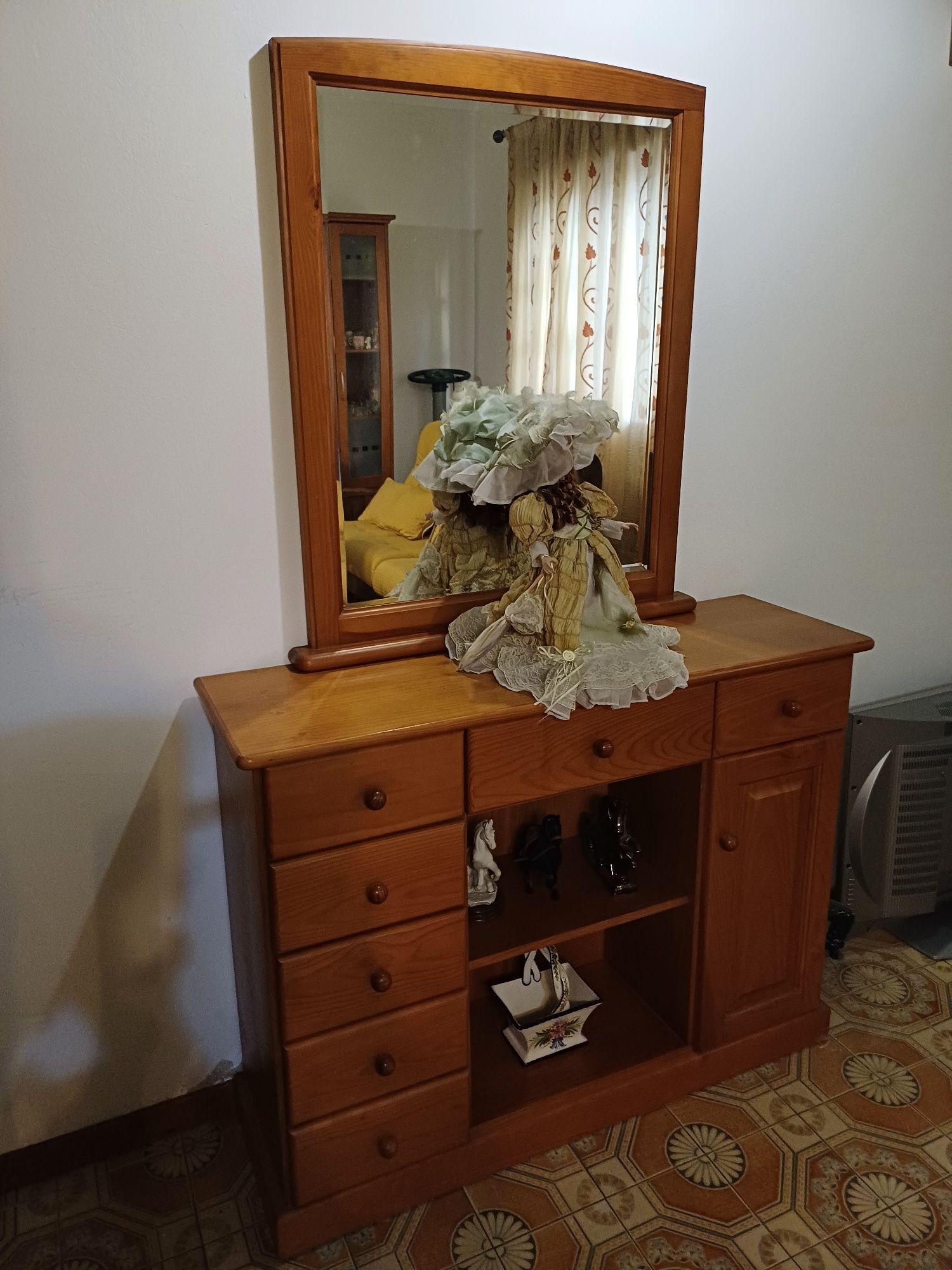 Vende se Aparador com espelho.