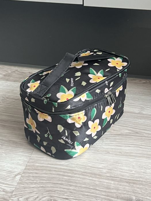 Nowa kosmetyczka w kwiaty 20x11x12 cm – praktyczna i lekka