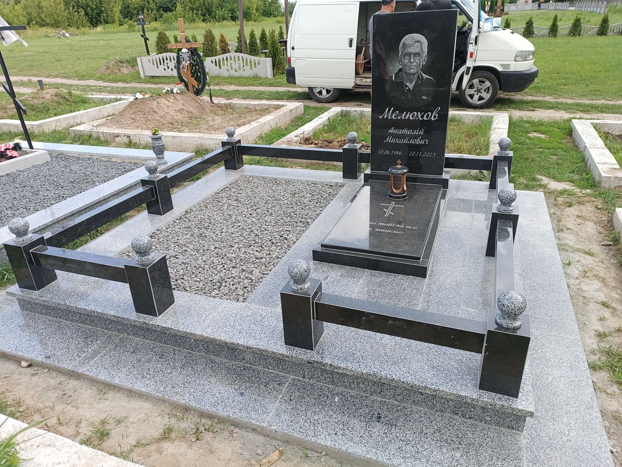 Встановлення пам'ятників, монтаж демонтаж пам'ятник плитка ваза
