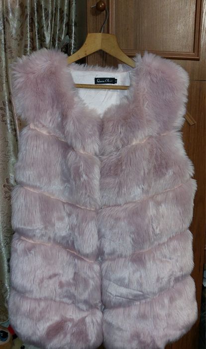 Жіноча хутряна жилетка