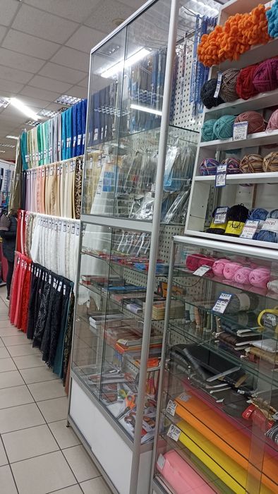 Витрина с полками + под крючки